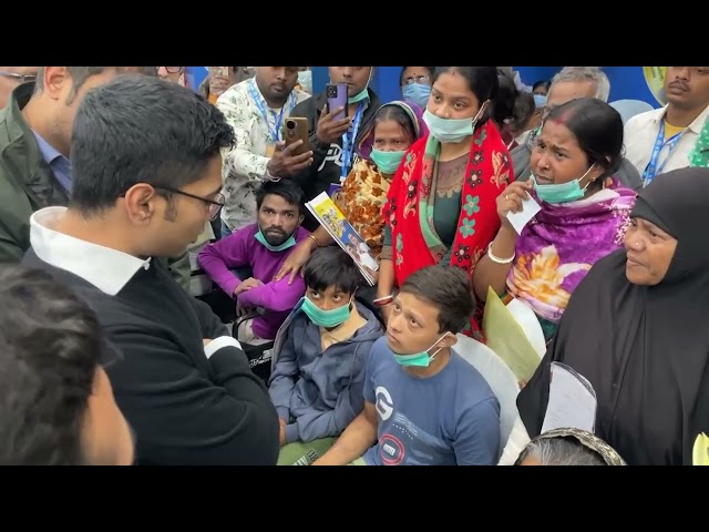 সেবাশ্রয় শিবিরে মানুষের মাঝে অভিষেক বন্দ্যোপাধ্যায়