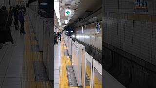 東京メトロ有楽町線10000系電車新木場行き　メトロ飯田橋駅