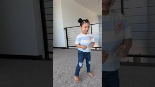 Eli Mostrando El Outfis De Nany Super Hermosa La Nena Feliz En