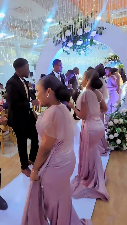 Bridesmaids and groomsmen on the dance floor 😍😍 #wedding  #music
