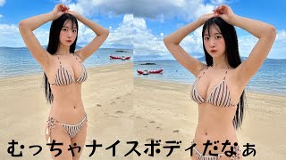 真島なおみ、海辺を背景に 