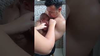 Banho No Chuveiro Com O Papai É Muito Relaxante.