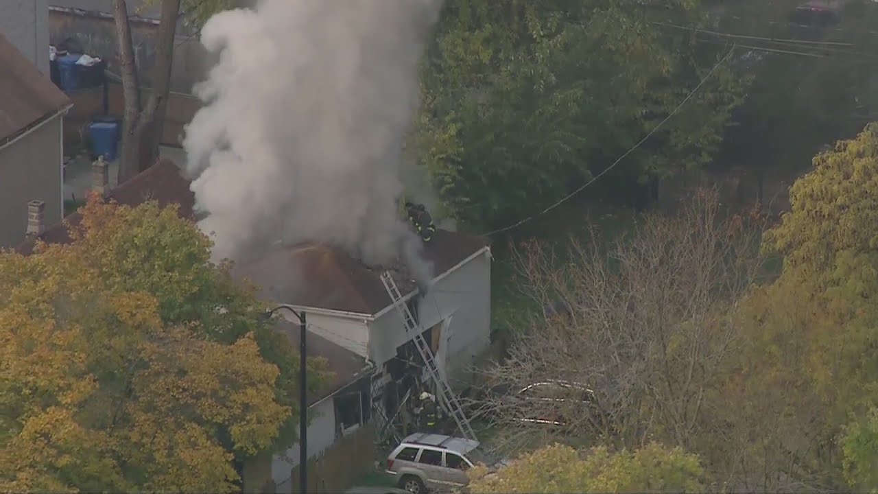Emergency crews battle fire at Southwest Side home - YouTube
