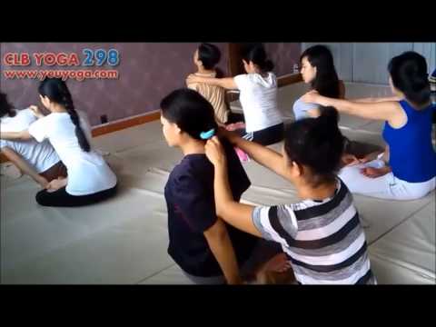 Video Học viên CLB Yoga 298 đang tập thế hoa sen hỗ trợ vặn... - YouTube