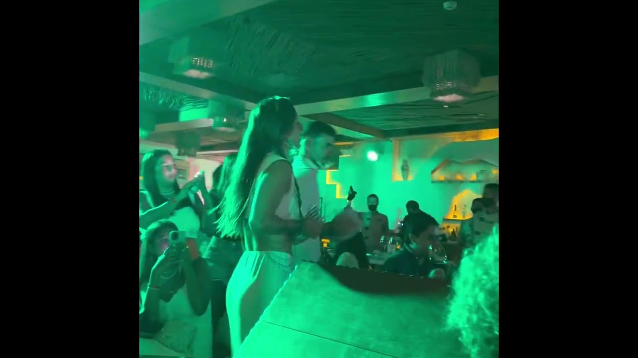 Rompiendo platos Tradicion griega playa del Carmen Mexico