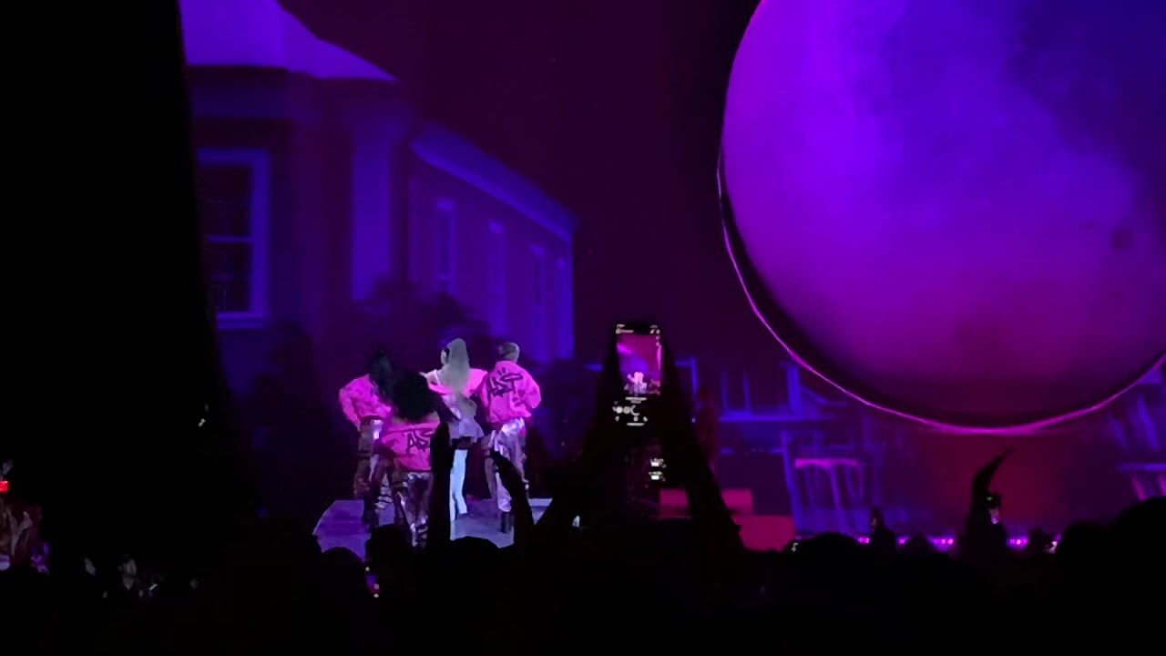 7 Rings Ariana Grande live Sweetener World Tour Miami