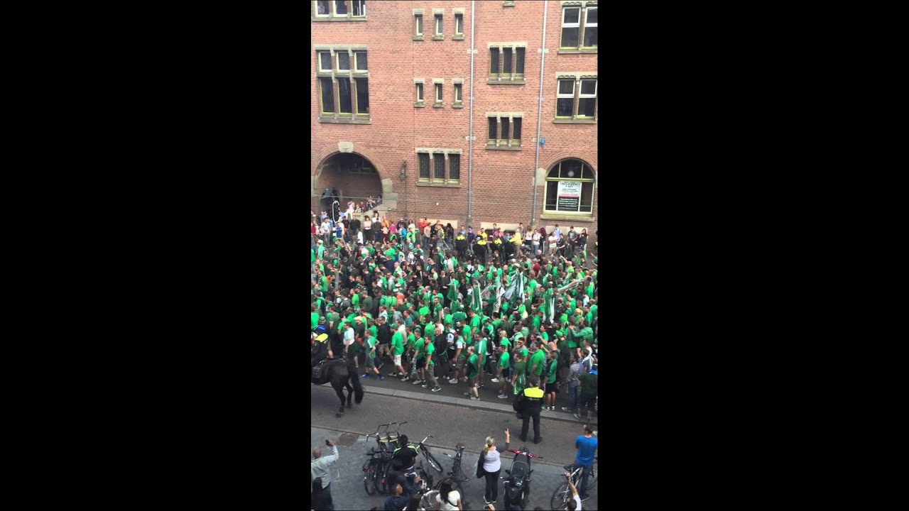 Rapid Vienna fans away at Ajax! Ultras running the street