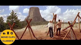 Close Encounters Of The Third Kind (1977) - Roy and Jillian drive to Devils Tower (Director's Cut)