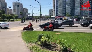Гонки на газонокосилках в Москве
