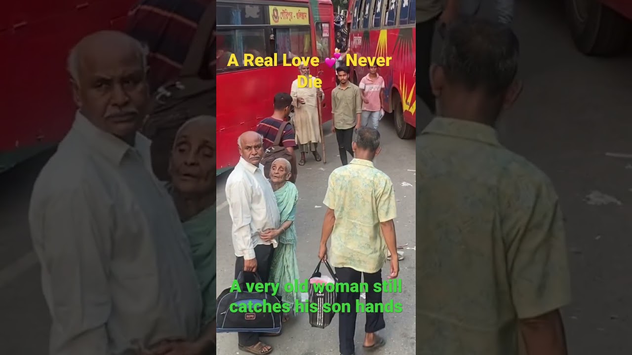 🤶Heartwarming moment: 💕Elderly woman catches her son's hand 👩‍🦯  #travelandtaste #emotional