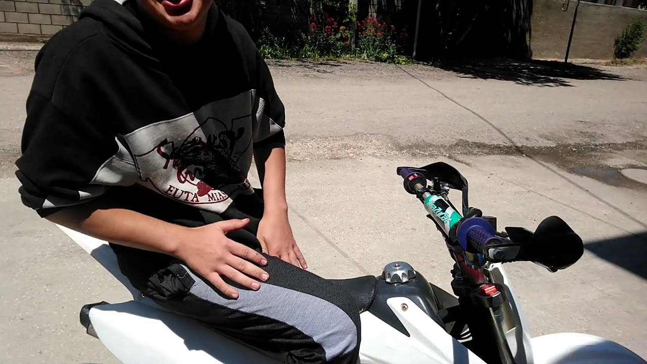 подросток на питбайке. детский питбайк для езды. питбайк с человеком. как научиться ездить на питбайке. кататься на питбайке 13 лет.