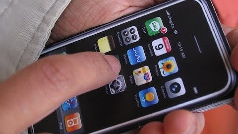 Audience Reacts to Steve Jobs Scrolling on an iPhone (2007)