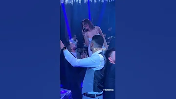 معجب يعازل سيرين عبدالنور على المسرح وردة فعلها عفوية في حفل اربيل 