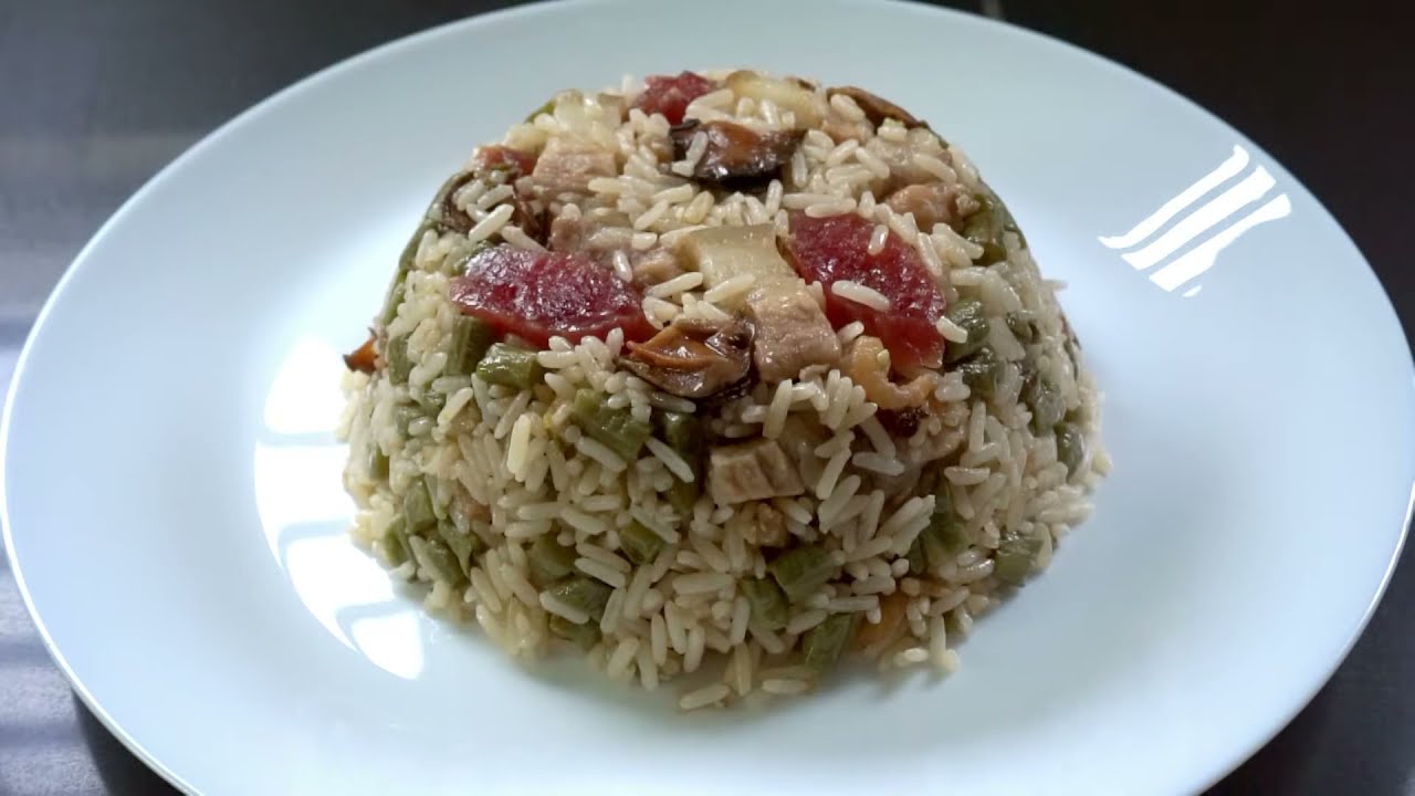 SIGNATURE FRIED RICE WITH DRIED OYSTER AND PORK BELLY 居家招牌菜豆饭 HOME