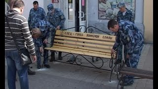 Улицу Мира украсили новые скамейки и урны(Елец – город воинской славы. Такие надписи украшают новые скамейки, которые появились на улице Мира. Вместе..., 2016-05-06T15:39:36.000Z)