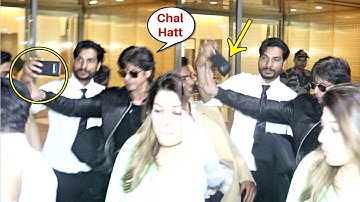 Shahrukh Khan Rude Behavior To A Fan - Pushes Fan Hand Away While Trying To Click Selfie At Airport