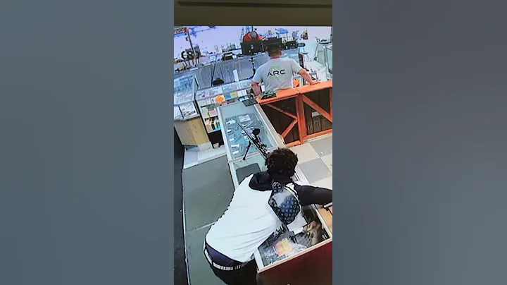 teen thug steals a gun from a pawn shop - DayDayNews