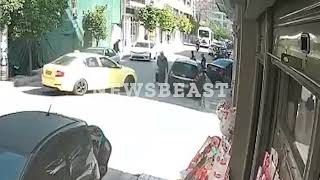 Η στιγμή που ο 89χρονος βγαίνει από τον ΕΦΚΑ μετά τους πυροβολισμούς | NEWSBEAST