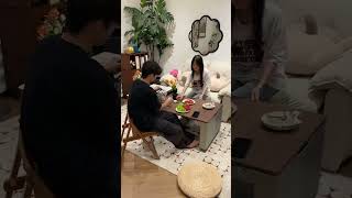 広げてくつろぐ、可動式ティーテーブル #リビングテーブル #伸縮天板 #サイドテーブル #キャスター家具 #省スペース #shorts #cuumy