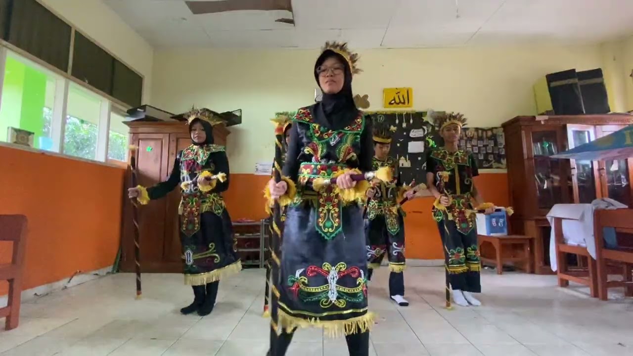 Tugas SBK kelas 8.6 kelompok 1 ✨Tari Gantar✨
