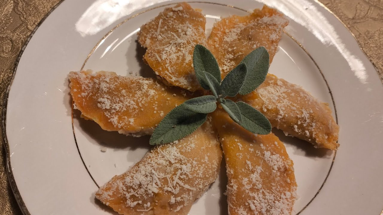 Ravioli gourmet di zucca al ripieno rustico di salsiccia e patate 