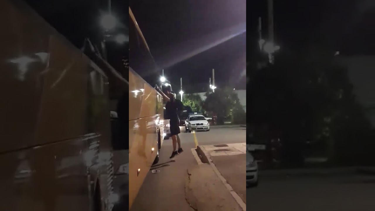 "Τρελαμένος" Πασχαλάκης έξω από το πούλμαν της αποστολής του ΠΑΟΚ "Τρελαμένος" Πασχαλάκης έξω από το πούλμαν της αποστολής του ΠΑΟΚ #1