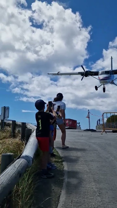 Download lagu Very low landing at St. Barts Airport