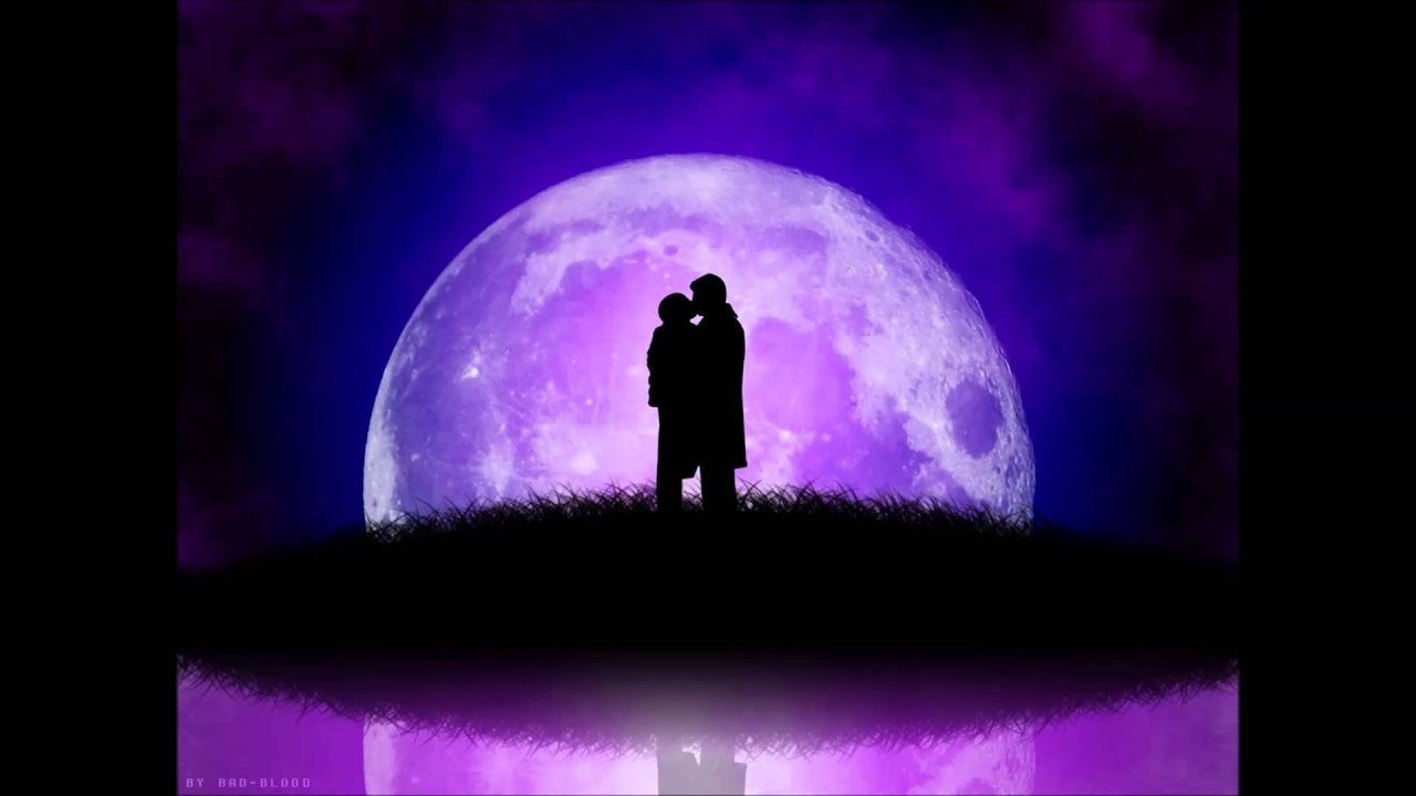 На серене сиреневой луне. Влюбленные на фиолетовом фоне. Девушка на сиреневой Луне. Сиреневая Луна. Пара good Night.