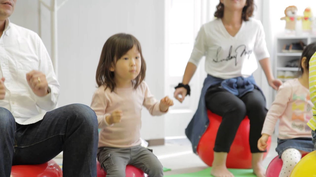 バランスボールでこども英会話 バラボリッシュ 英語の歌 The Wheels On The Bus Let S Sing編 動画 こども英語 こども英会話教室twinkle Kids 名古屋 Youtube