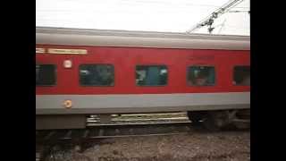 Download Lagu New Delhi - Sealdah Premium Special tries to hit MPS at Dum Dum Junction...!!!! MP3