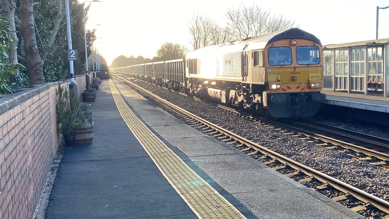“Julie Garn” GBRf 66765 6E57 with 24 grey JNA Wagons full of soil like ...