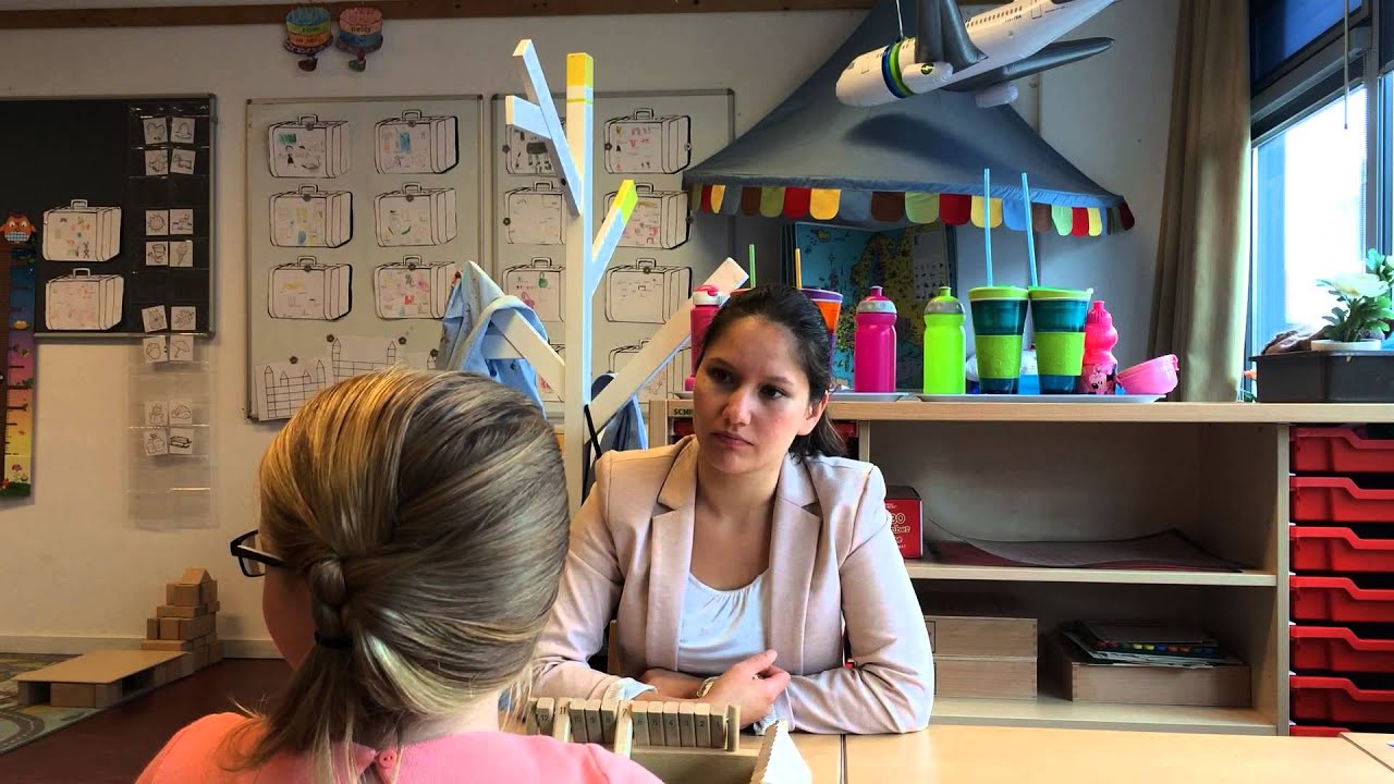 Gesprek 'Luister je wel naar mij?' - YouTube