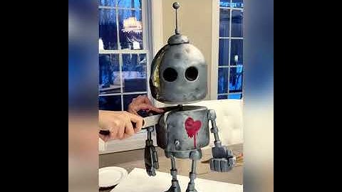 I want a piece of this robotic cake!@cakeheadsmcgreevy