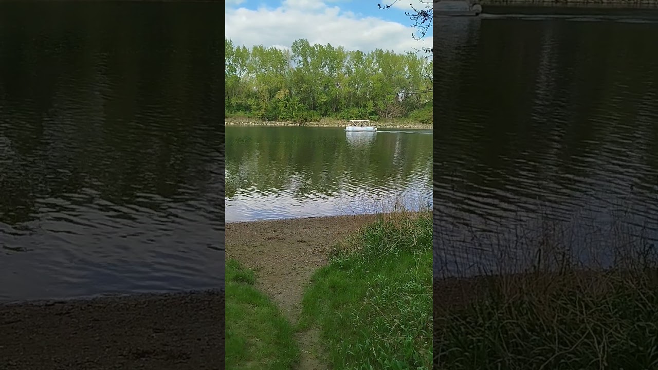 Прогулочный катер на реке Ваг/Výletná loď na rieke Váh