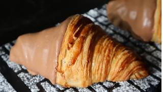 Cómo hacer COBERTURA de CHOCOLATE brillante (bañar croissants como en pastelería)