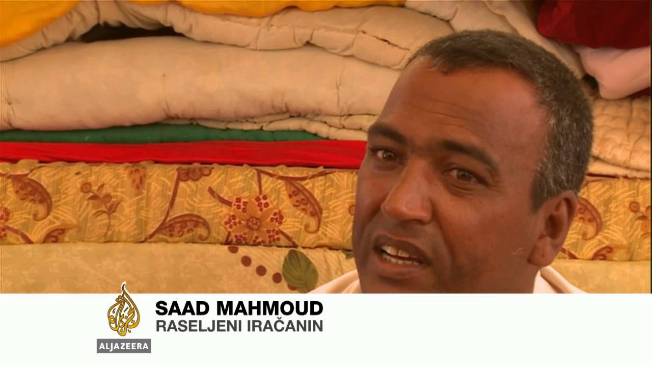 يحتفل آلاف العراقيين بعيد الفطر في مخيمات اللاجئين