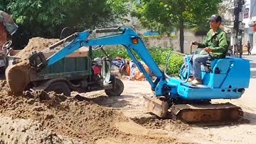 Máy xúc mini cổ múc cát lên xe công nông ba bánh rất gọn gàng