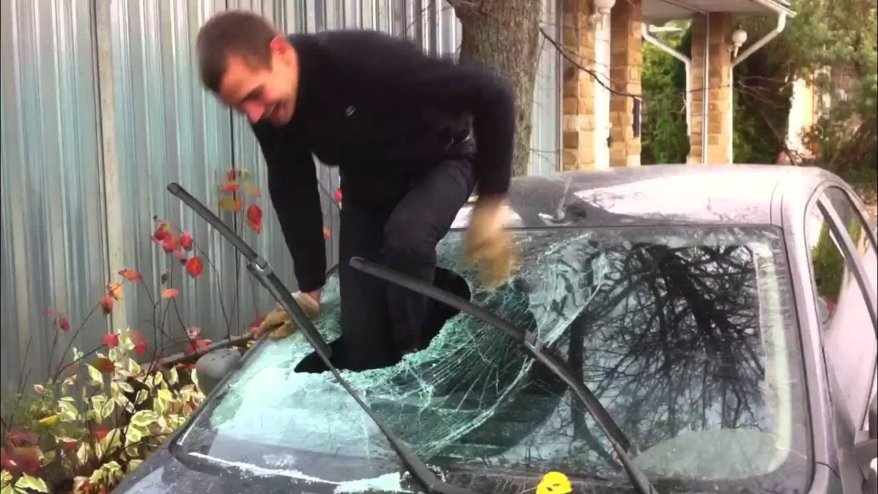 Белаз раздавил. Ломаные машины. Куча разбитых машин. Он ломает машину. Пинает машину.