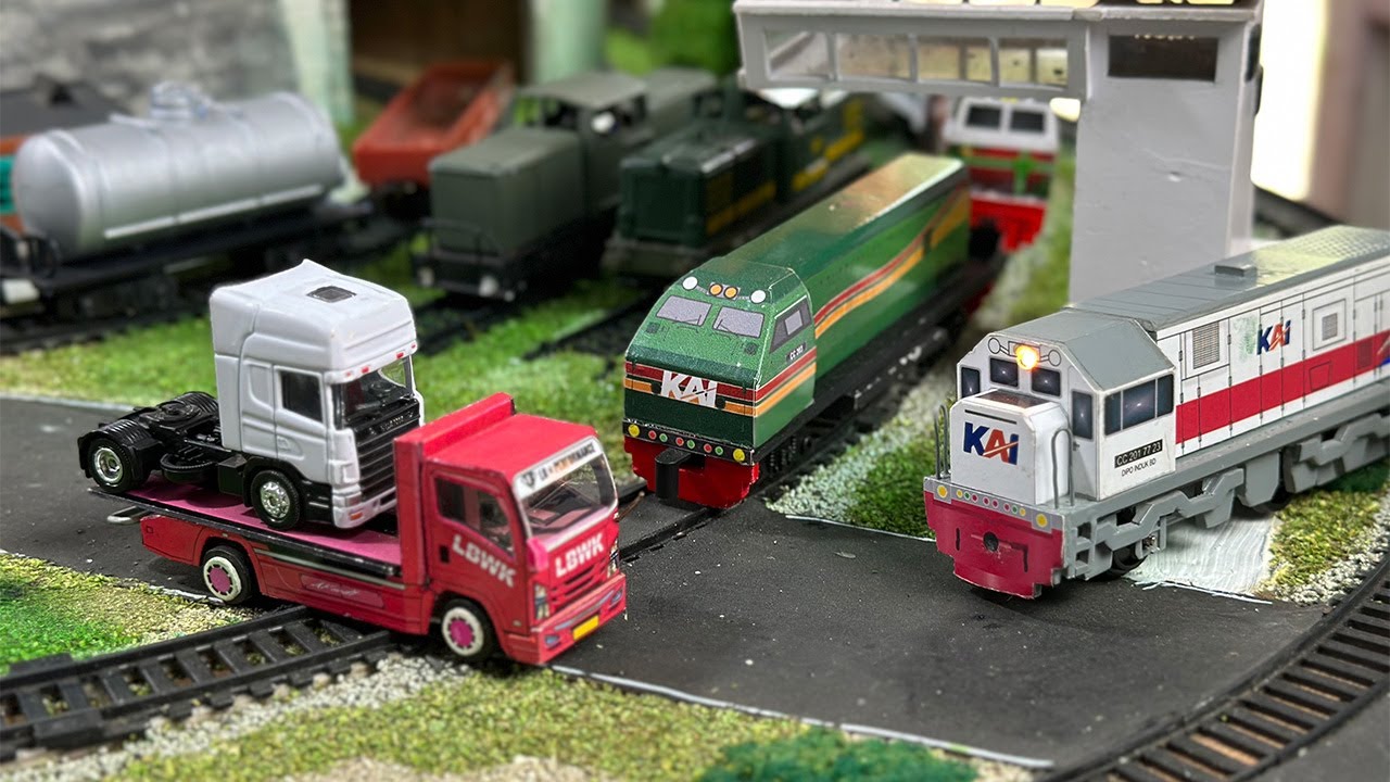 Drama Merakit Kereta Api CC203 PT TEL Anjlok Terguling Menabrak Truk Towing Di Arah Palang Pintu KAI