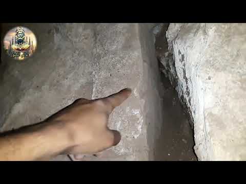 عالم الكنوز 1 مجسم قدم انسان مع اشارة نصف دائرة نادرة تكشف عن مغارة مدفنية مهمة