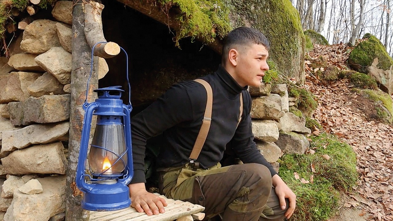 Solo Bushcraft - 24 Hours of Building and Safe Shelter Beneath a Rock