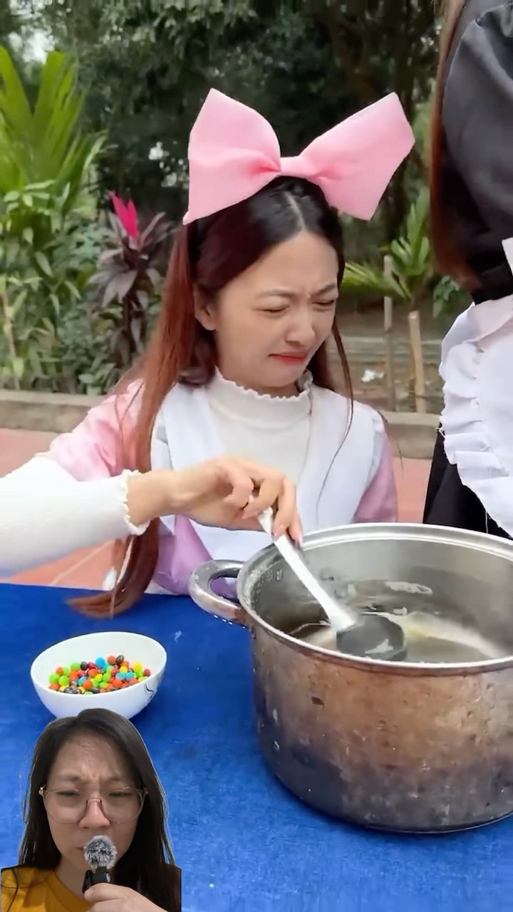 ADEK MAKAN COKLAT GUGUK ?! Eh.. KOK MINUM AIR KOTOR ?! #shorts