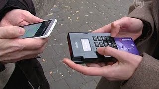 Бывший бомж продаёт журналы на улице по безналу (новости) Бывший бомж продаёт журналы на улице по безналу (новости)