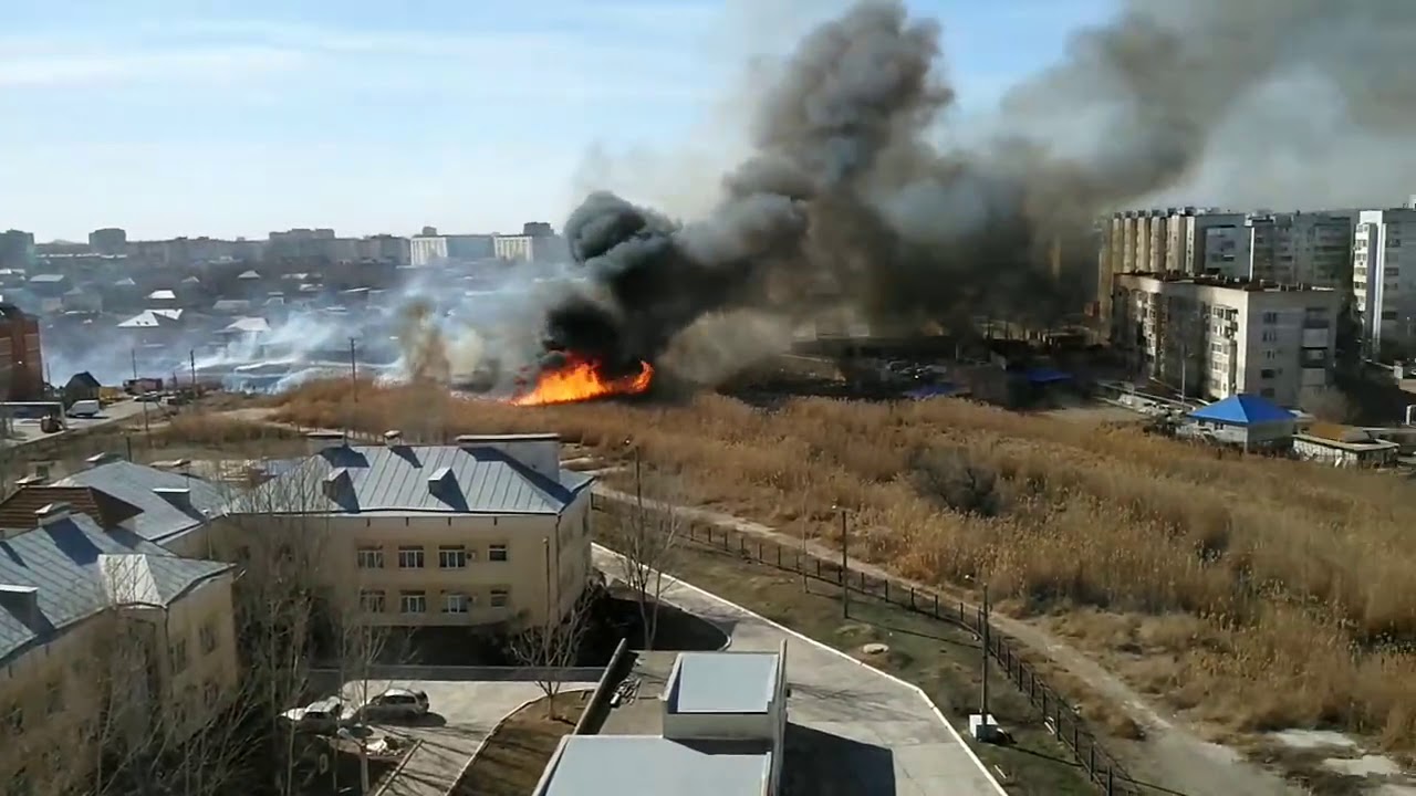 В Астрахани полыхают заросли камыша 10.03.2020 - YouTube