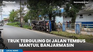 Truck Overturns on Side of Mantuil Road in Banjarmasin, Allegedly Due to Soft Soil screenshot 4