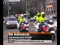 Hollanda Başbakanı Gül'le görüşmeye bisikletle gitti. Bizimkiler 30 koruma aracı kullanıyor.