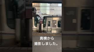 朝の大阪駅に入線する新快速223系