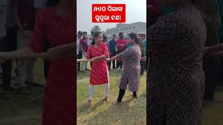 Tug Of War In Girl