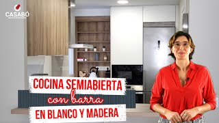 Cocina semiabierta con barra en blanco mate y madera - encimera imitación madera Sapienstone