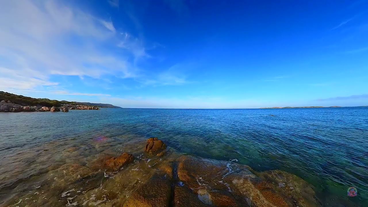 Crique sauvage de la plage de Cala Longa à Bonifacio en Corse du Sud en face c'est les iles lavezzi